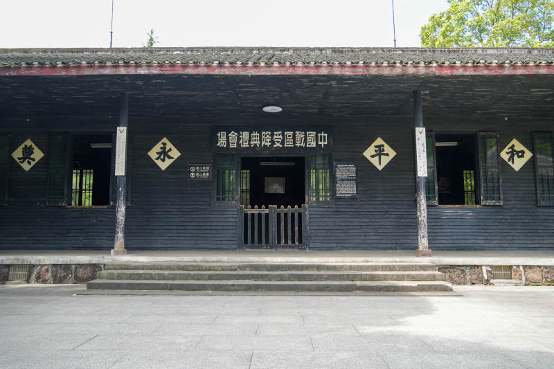 中式古建筑前的宁静场景图片