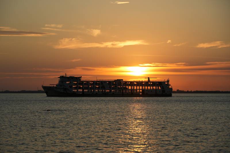 夕阳下的水上船影图片