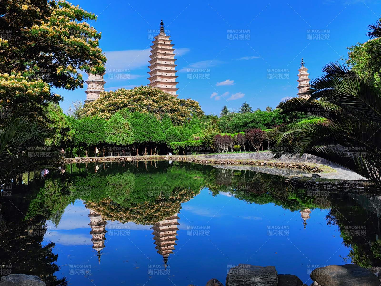 三塔倒影 静谧湖畔图片