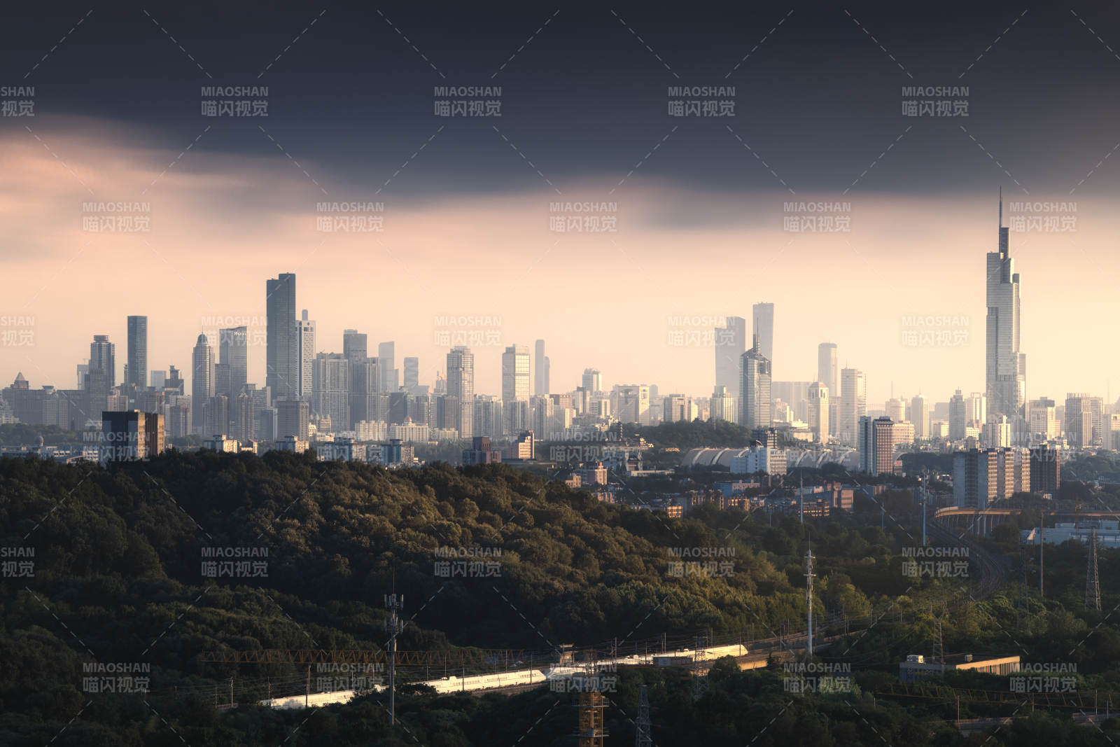 南京城市天际线与绿树相映图片