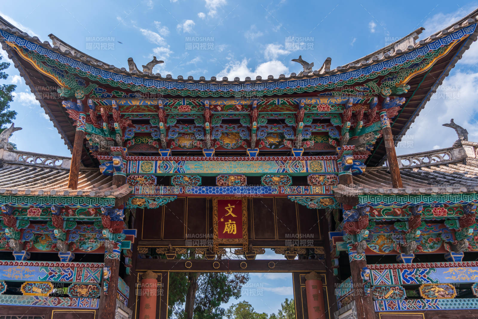 云南大理巍山古城文庙古建筑彩绘门楼图片