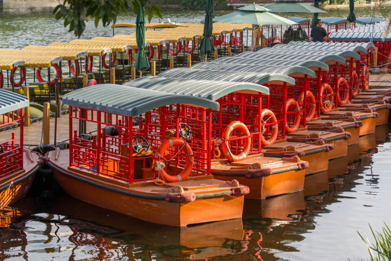 红色游船停泊湖畔图片