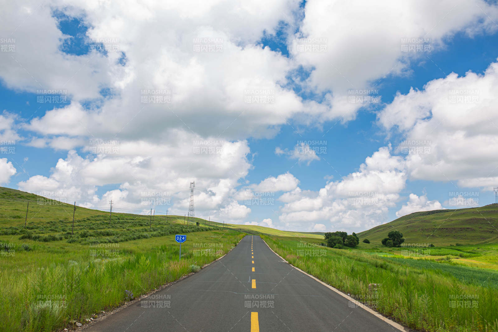 草原公路晴空万里图片
