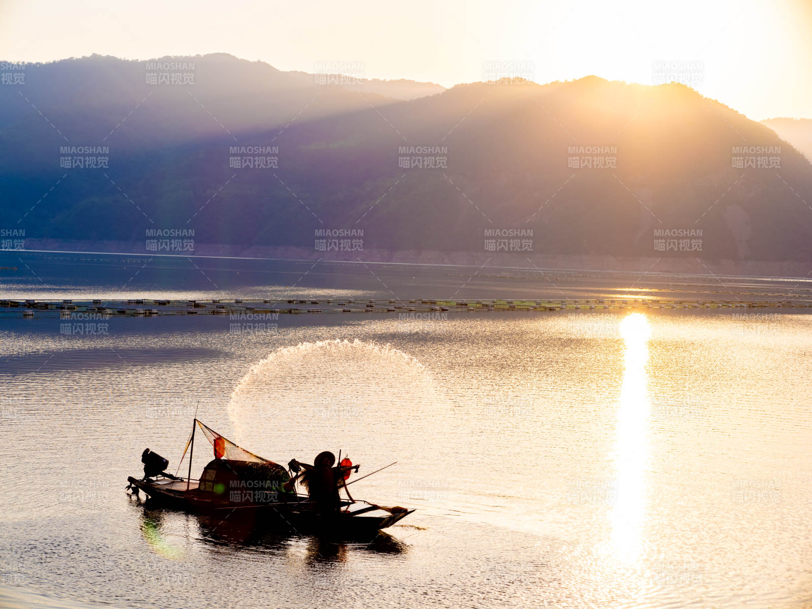 夕阳下的湖上渔舟图片