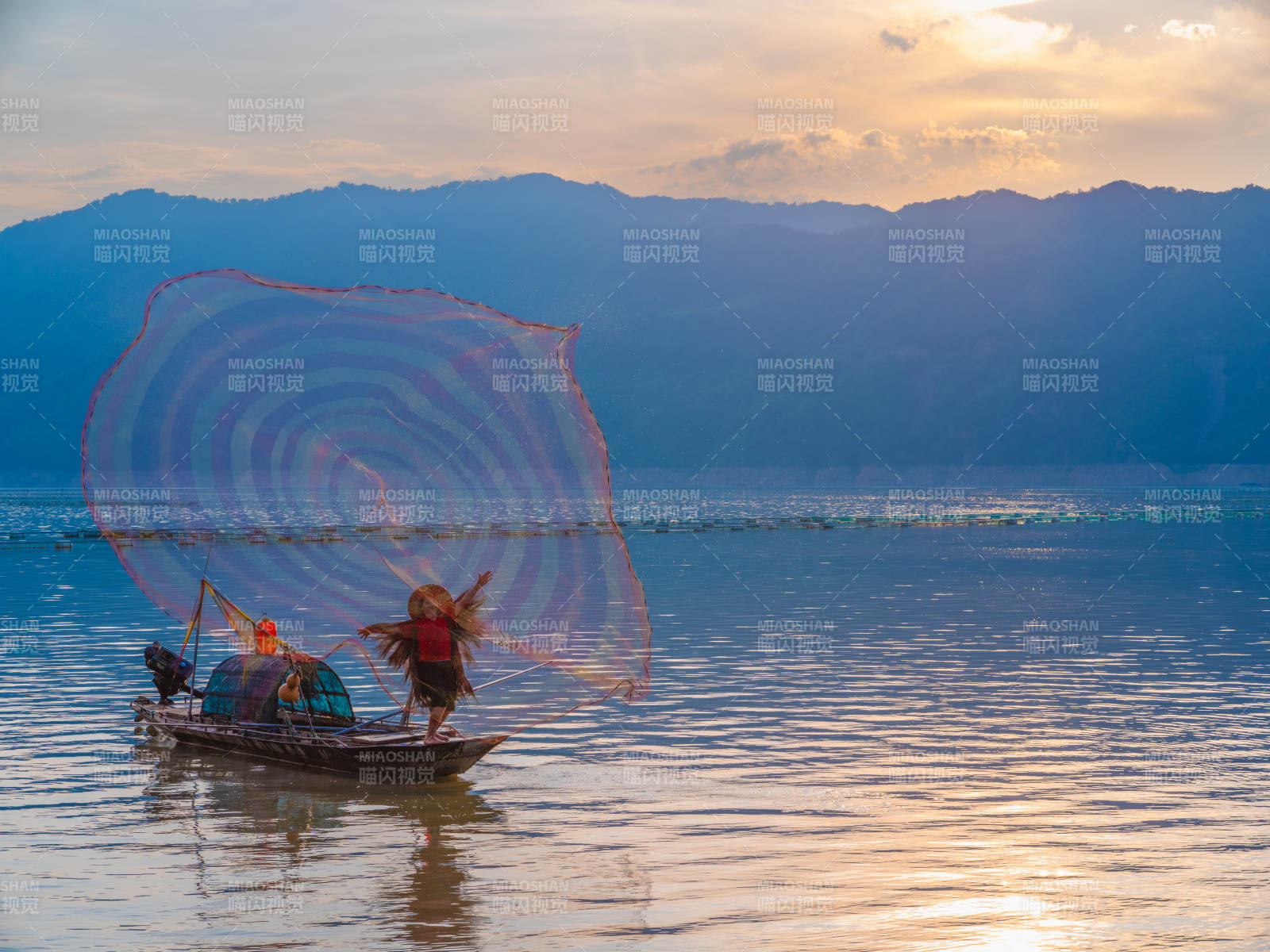 渔夫撒网 夕阳映水图片