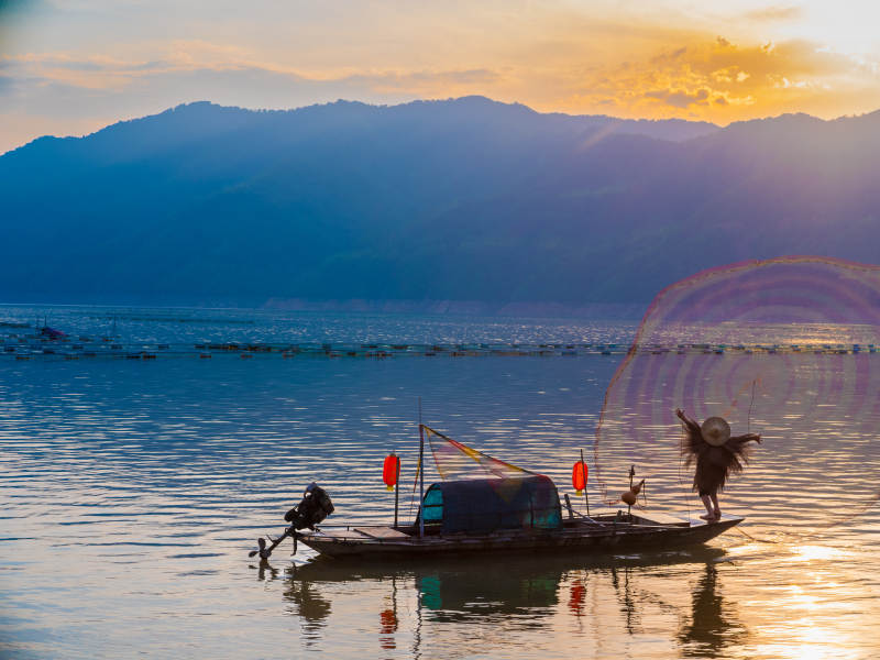 湖畔渔舟 夕阳撒网图片