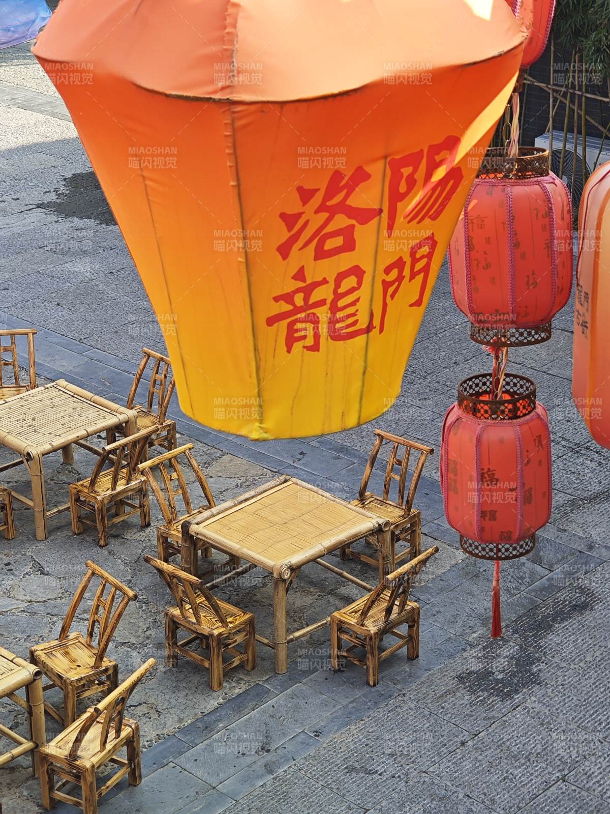 洛阳龙门灯笼下的竹桌椅图片