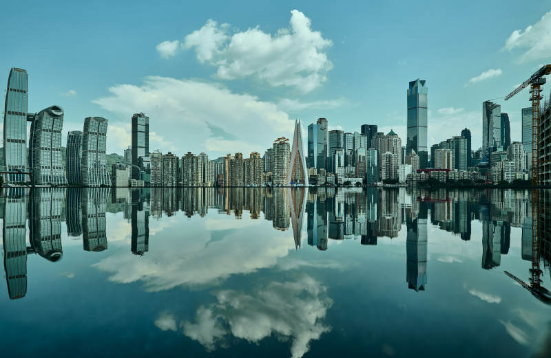 重庆城市倒影 静谧湖面图片