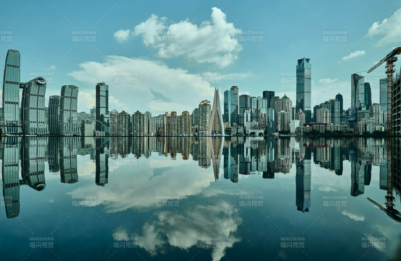 重庆城市倒影 静谧湖面图片