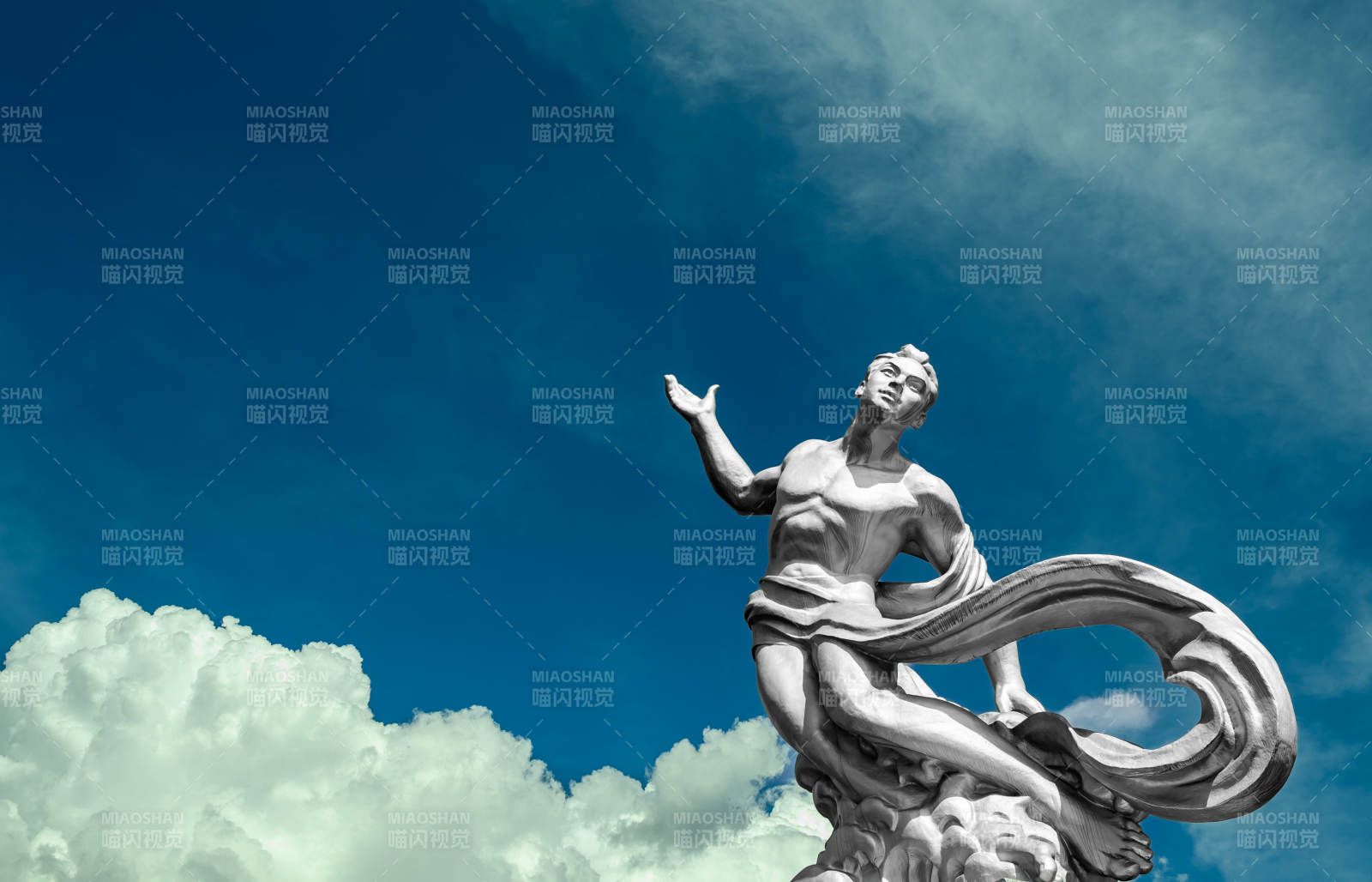 云端舞者雕像图片