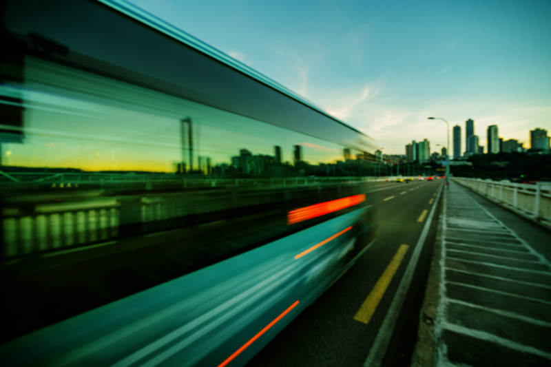 城市夜景中的疾驰车辆图片