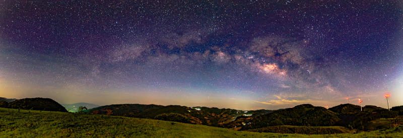 星空下的宁静山丘图片