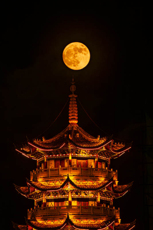 古塔红月，云南普洱澜沧图片