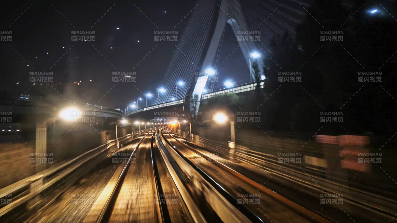 夜行列车穿越桥梁图片