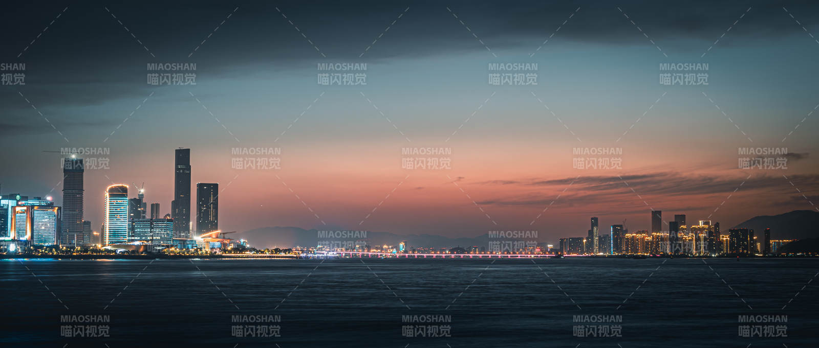 海滨城市夜景图片