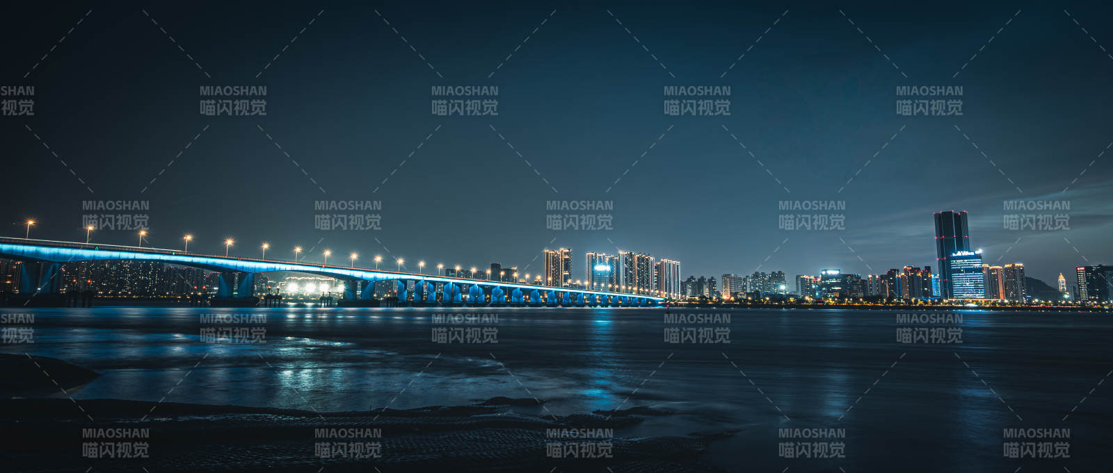 夜景桥畔灯火辉煌图片