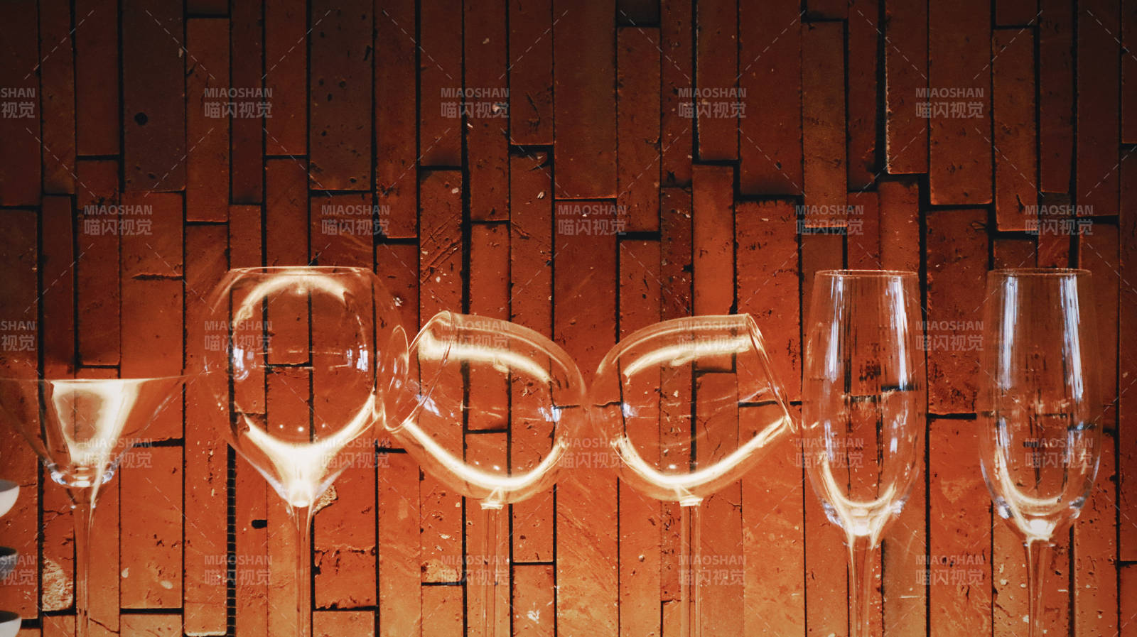 酒杯倒影 砖墙映衬图片