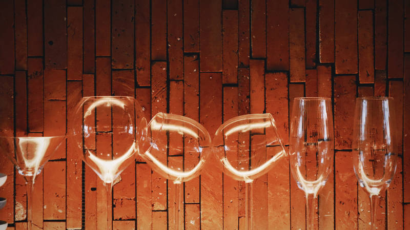 酒杯倒影 砖墙映衬图片