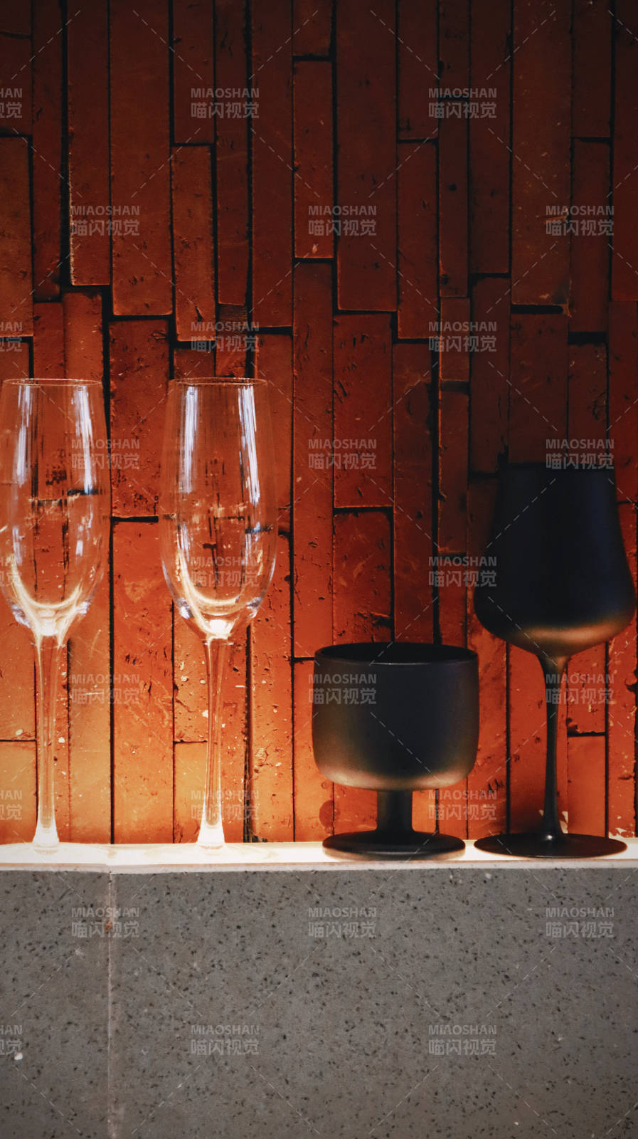 酒杯与光影的静谧时光图片