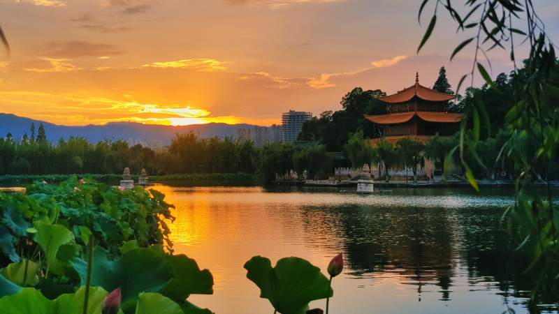 湖畔夕阳映昆明大观楼图片