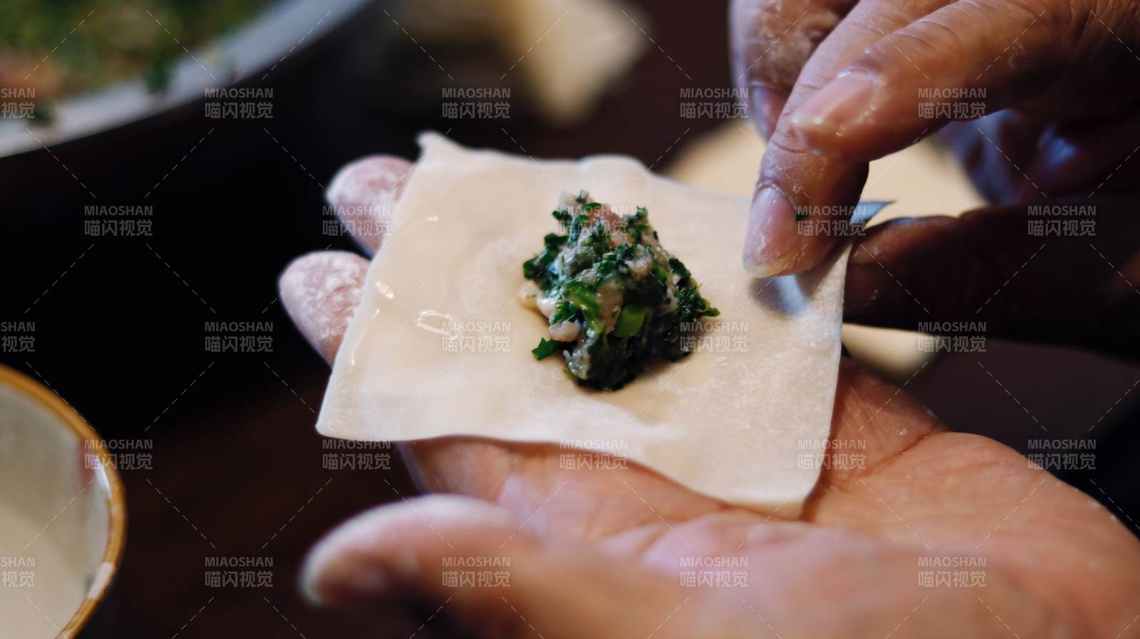 手工制作馄饨的瞬间图片