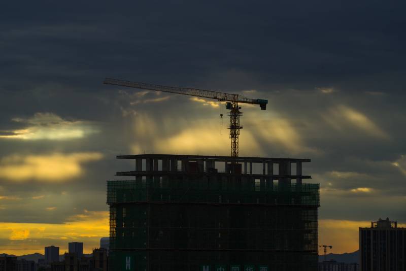夕阳下的建筑工地剪影图片
