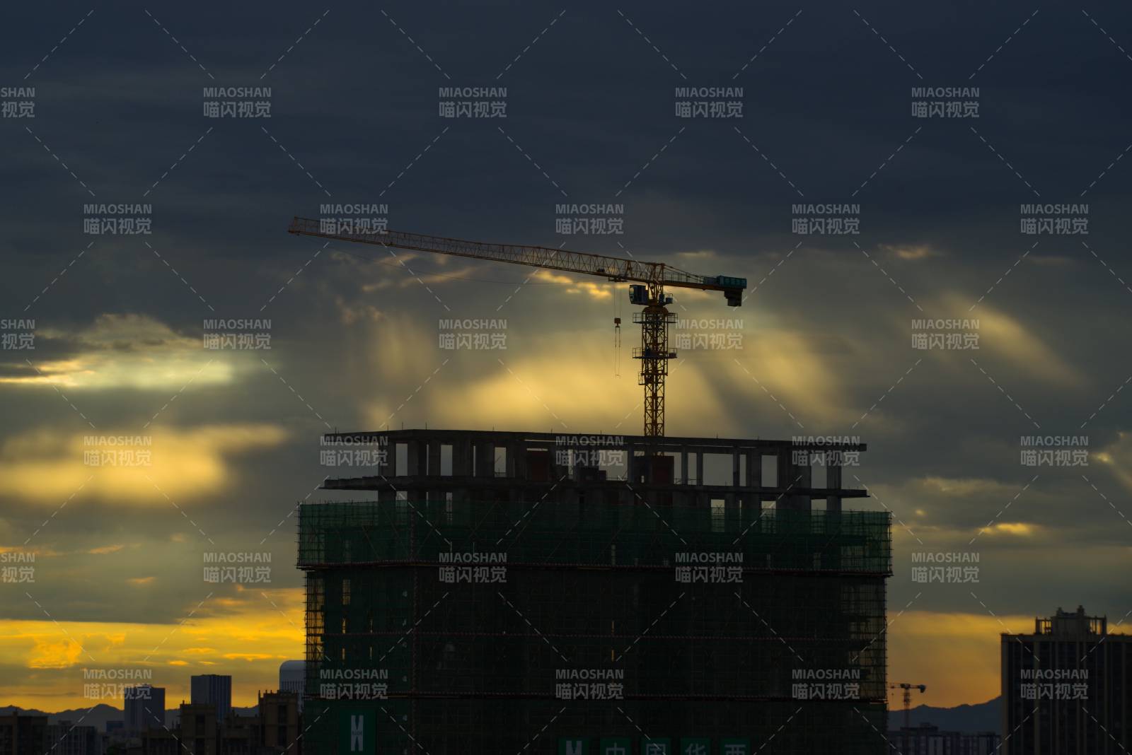 夕阳下的建筑工地剪影图片