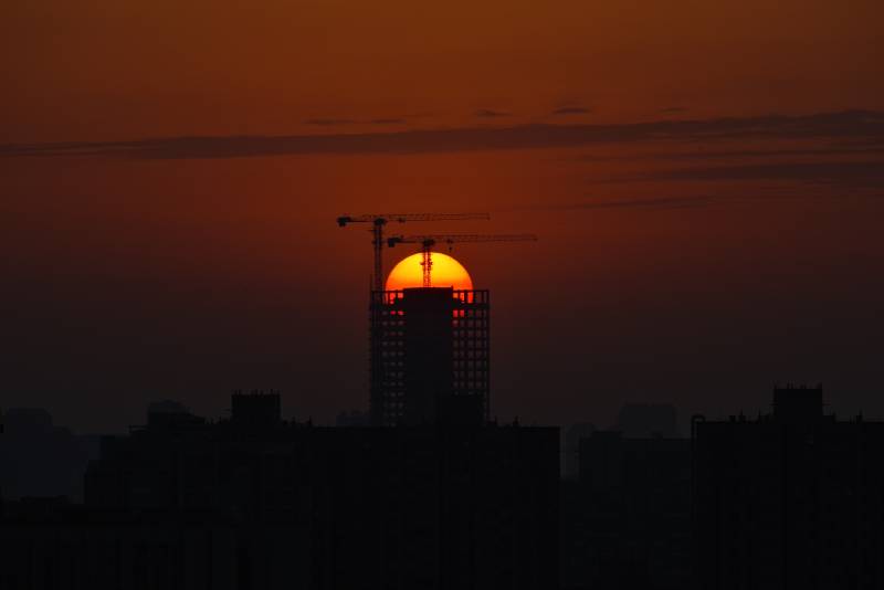 夕阳映照高楼剪影图片