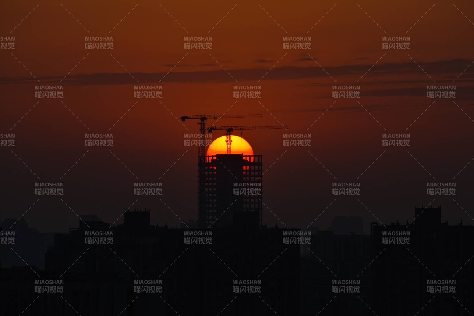 夕阳映照高楼剪影图片