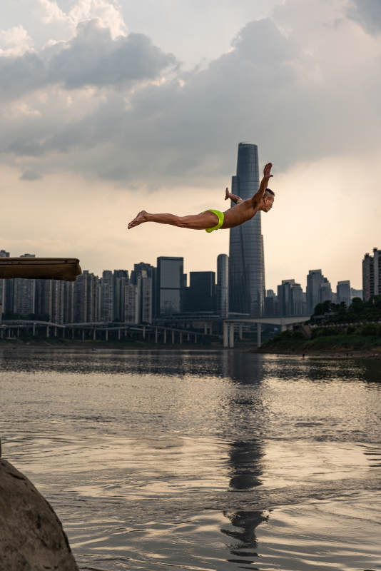 城市江边跳水瞬间图片