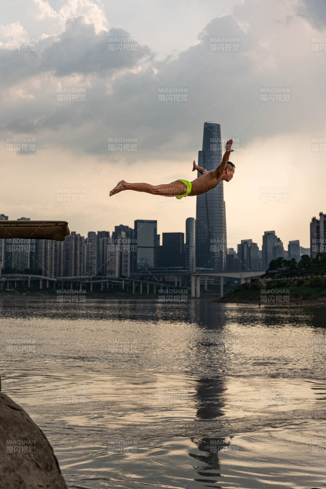 城市江边跳水瞬间图片