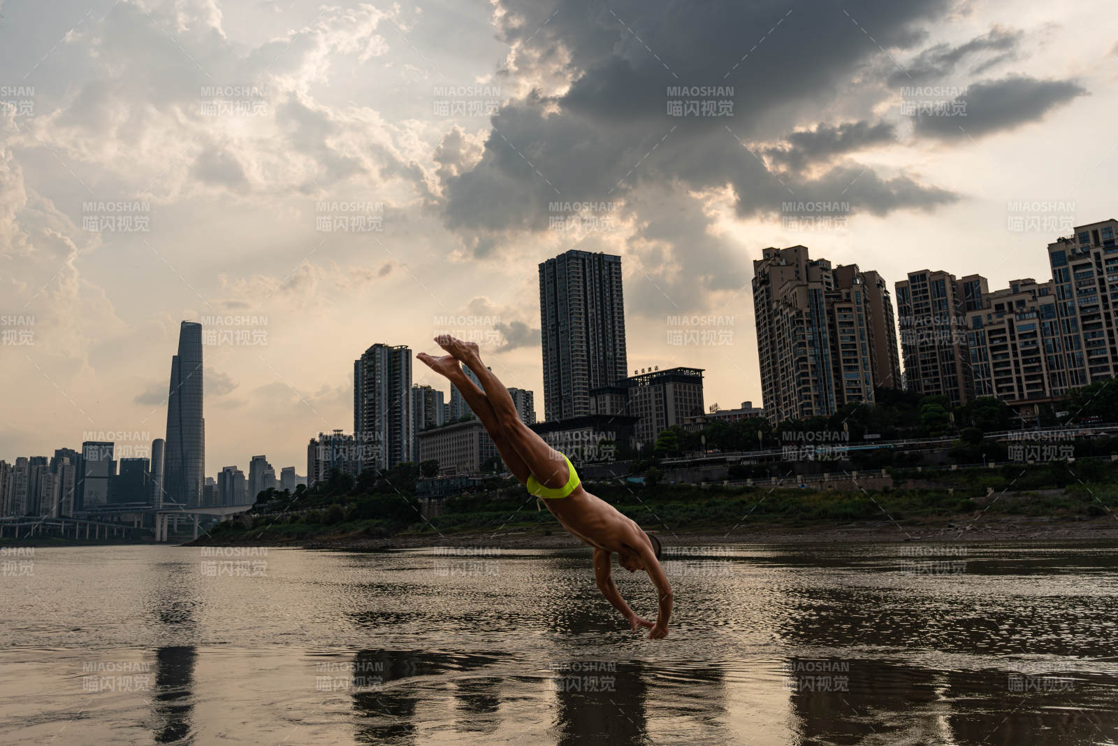 江边倒立 城市剪影图片