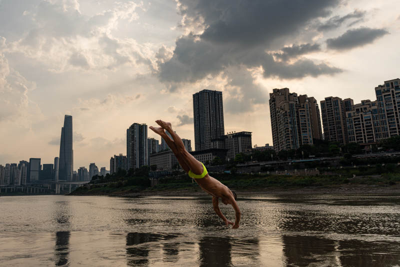 江边倒立 城市剪影图片