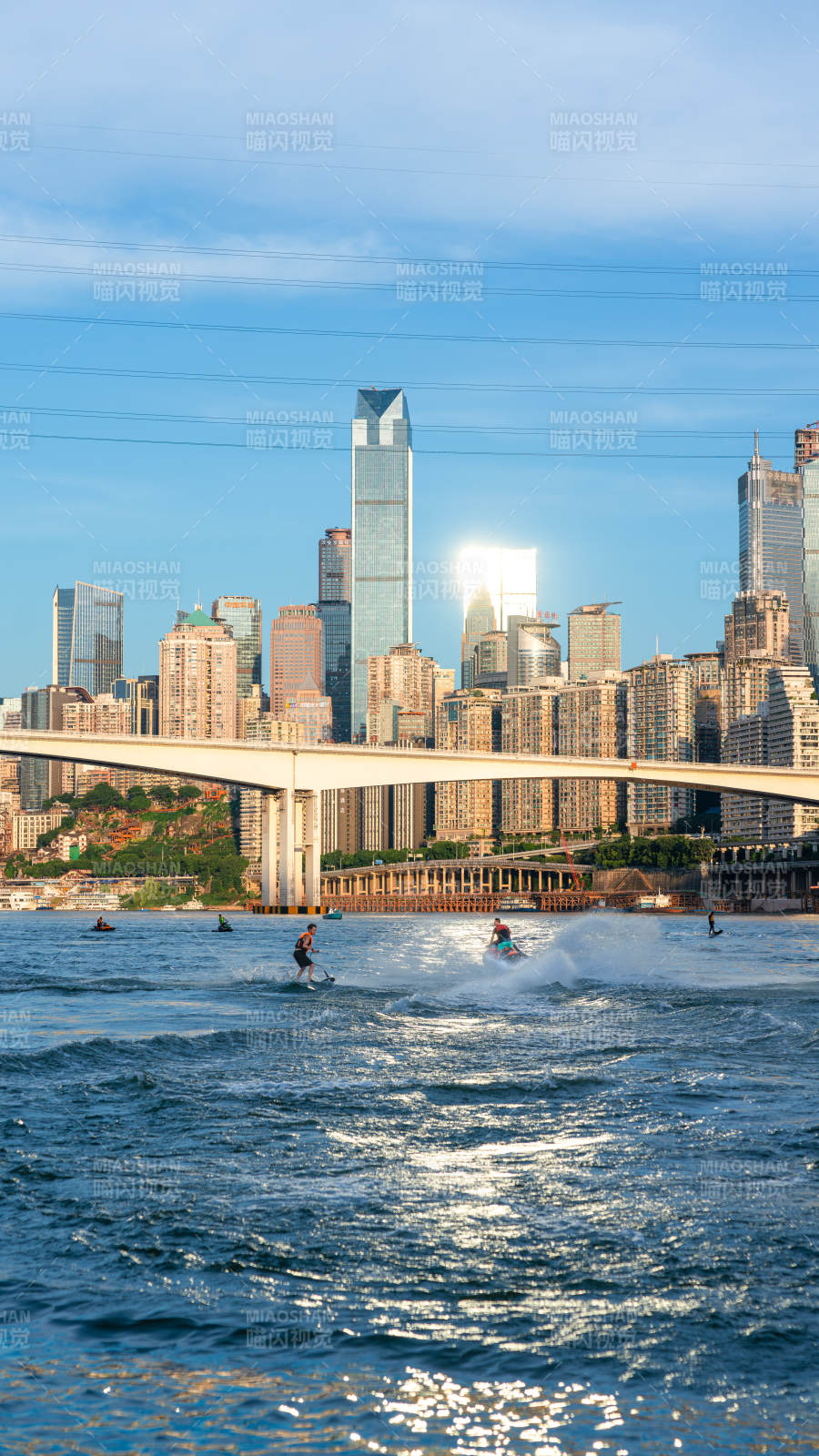 嘉陵江城市江景与水上运动图片