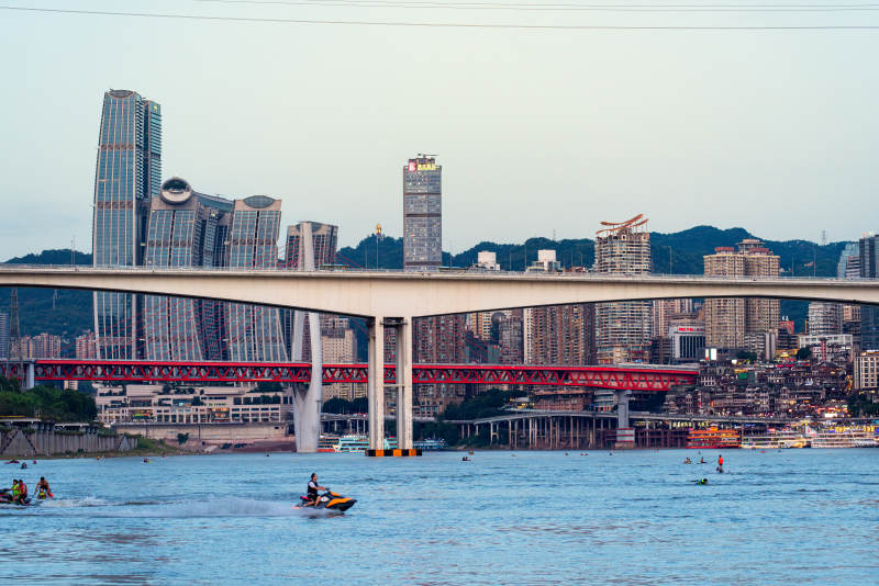 重庆千厮门大桥与城市剪影图片