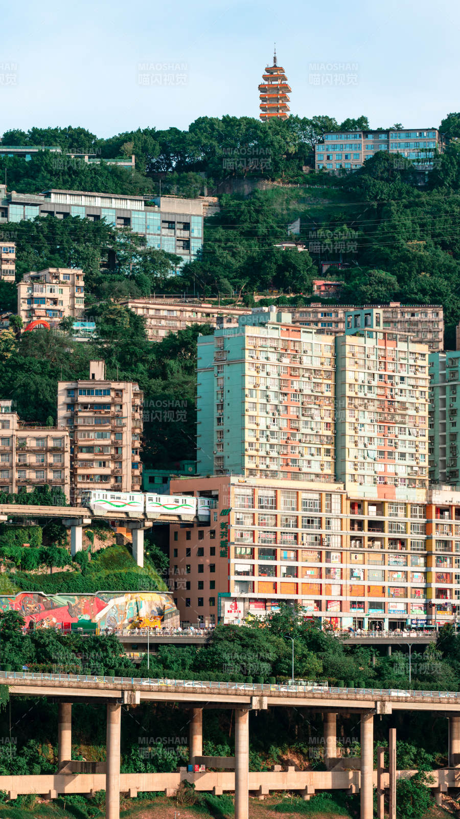 重庆山城建筑与轻轨风光图片