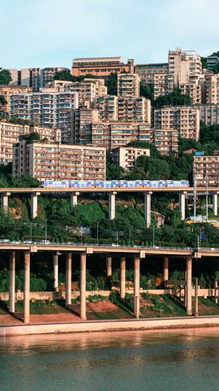 重庆李子坝城市高架桥与江景风光图片