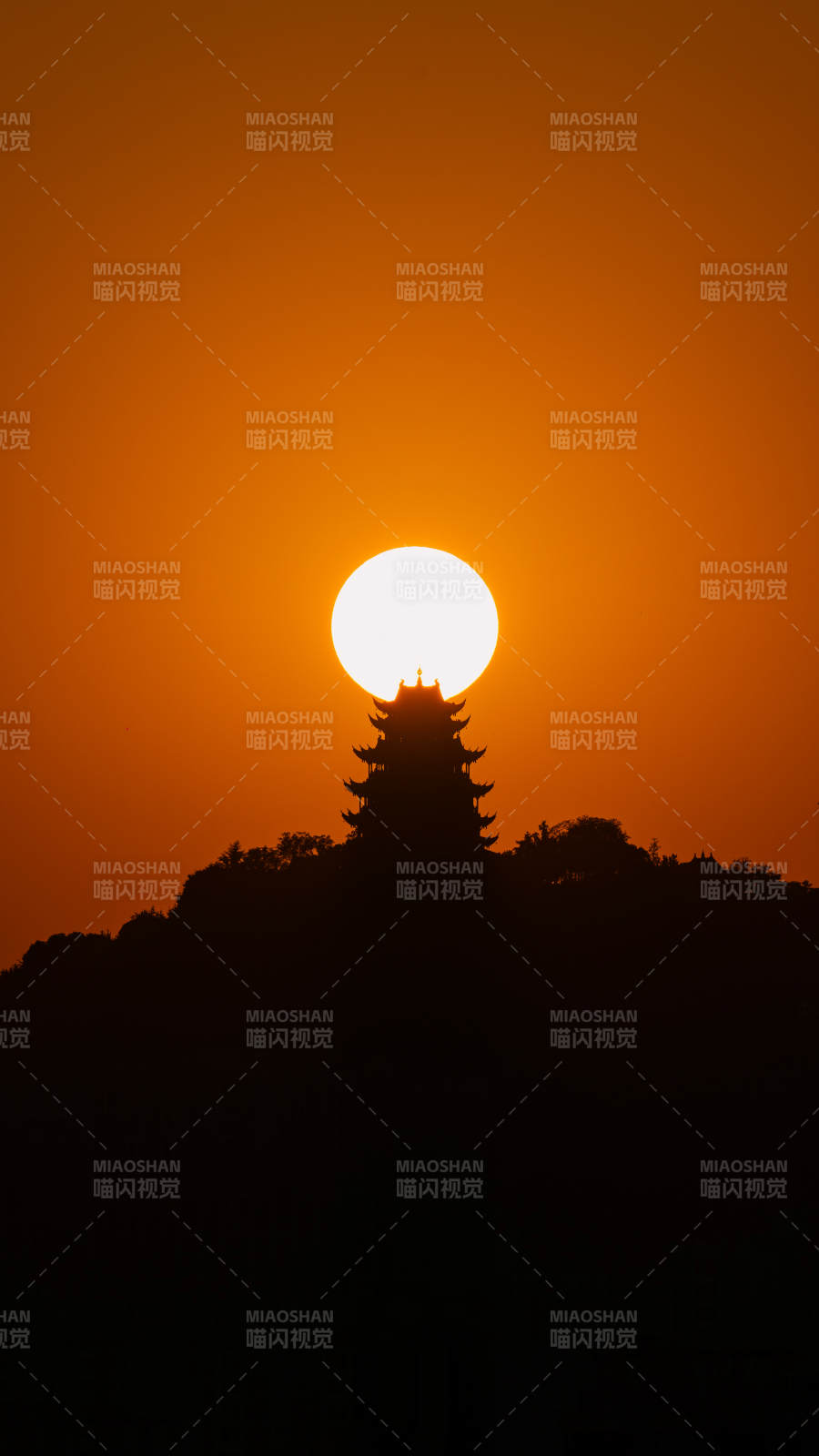 鸿恩阁夕阳塔影映山巅图片