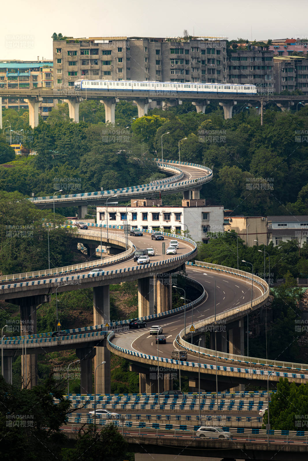 重庆城市立交桥与轻轨交通图片