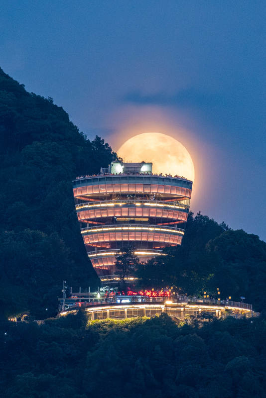 重庆南山一棵树月夜山巅 建筑与明月共辉图片