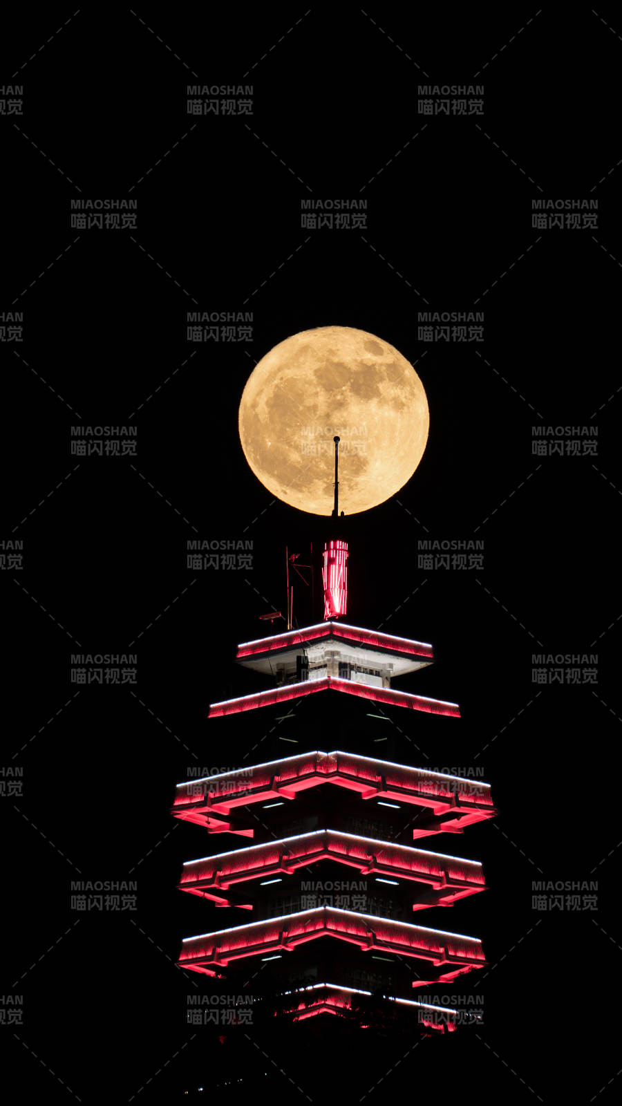 重庆瞰胜楼月圆塔顶夜辉煌图片