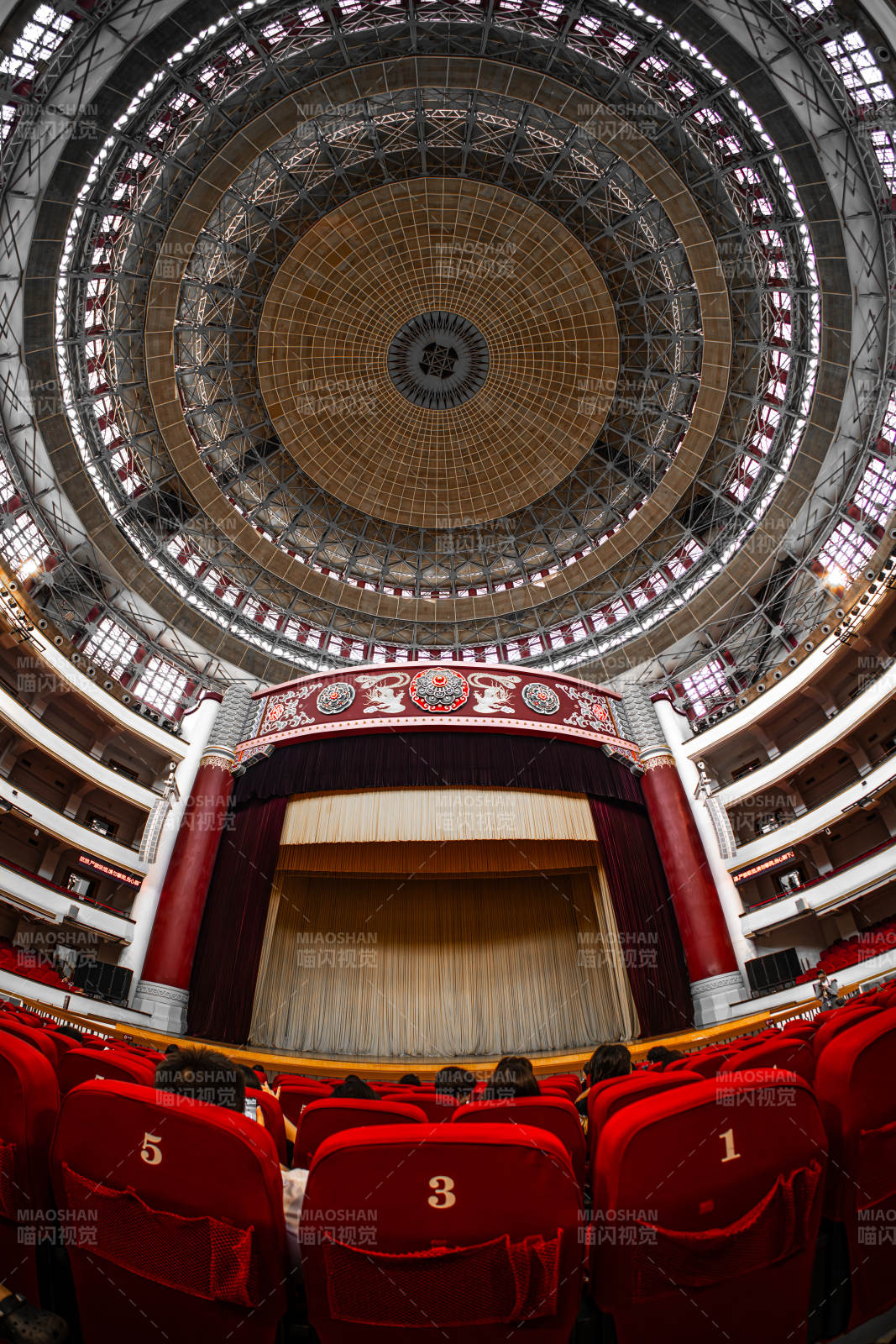 重庆人民大礼堂华丽剧院穹顶与红色座椅图片