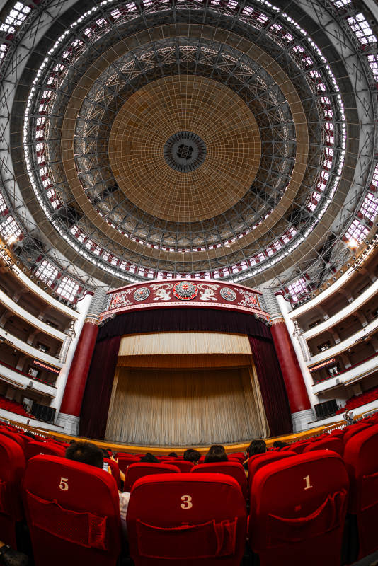 重庆人民大礼堂华丽剧院穹顶与红色座椅图片