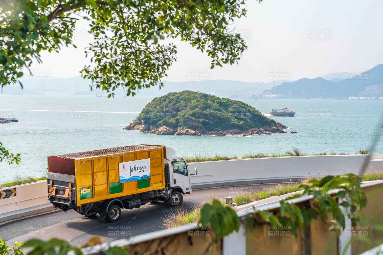 海边公路上的黄色货车图片