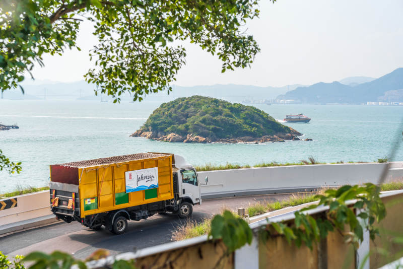 海边公路上的黄色货车图片