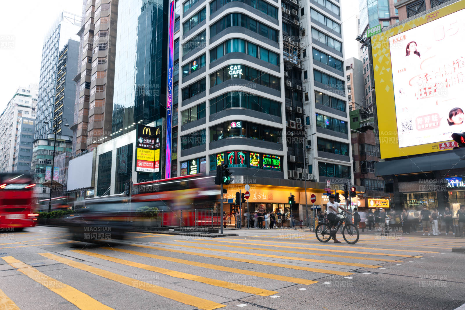 繁忙都市夜景街角图片
