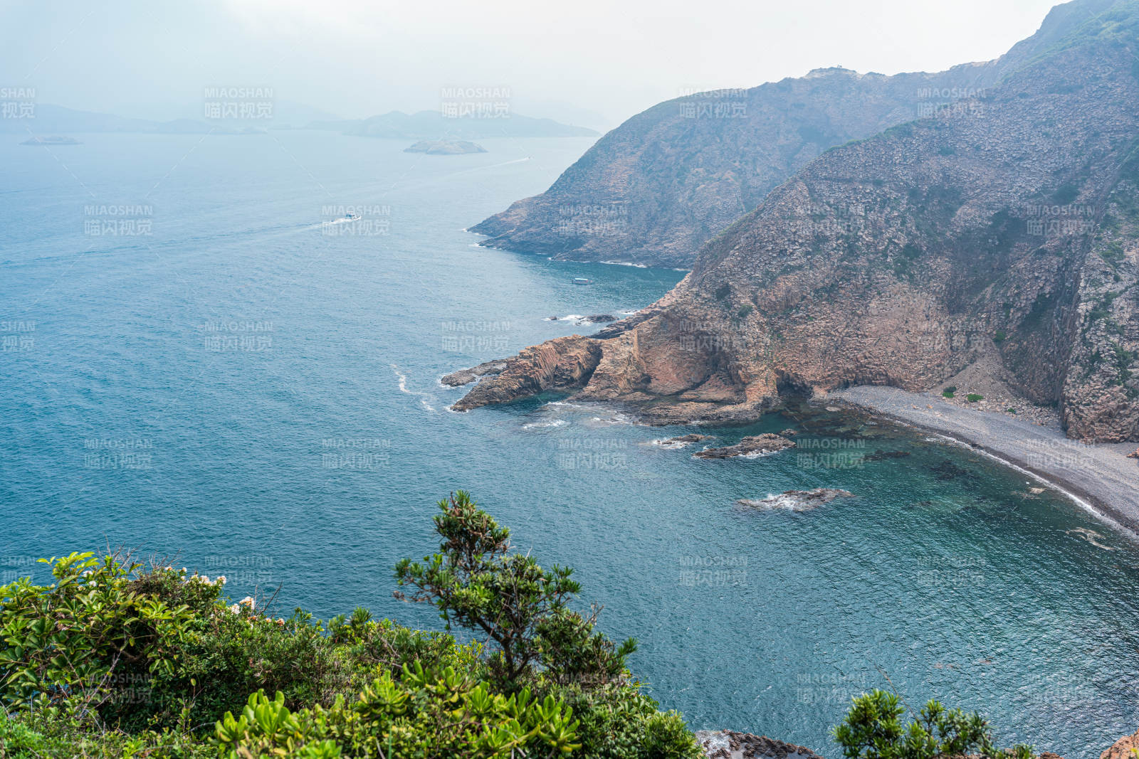 麦理浩径海岸山脉与碧海相映图片