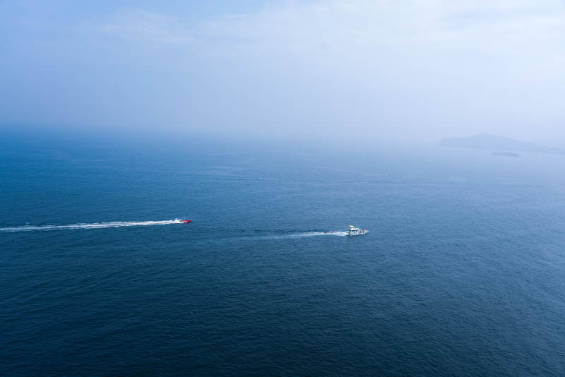 海上快艇疾驰而过图片