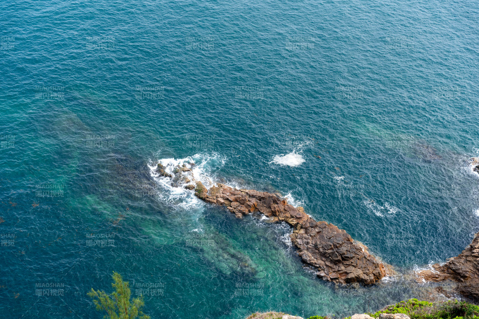 麦理浩径海岸山脉与碧海相映图片