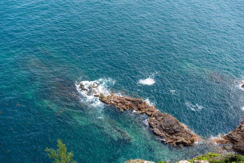 麦理浩径海岸山脉与碧海相映图片